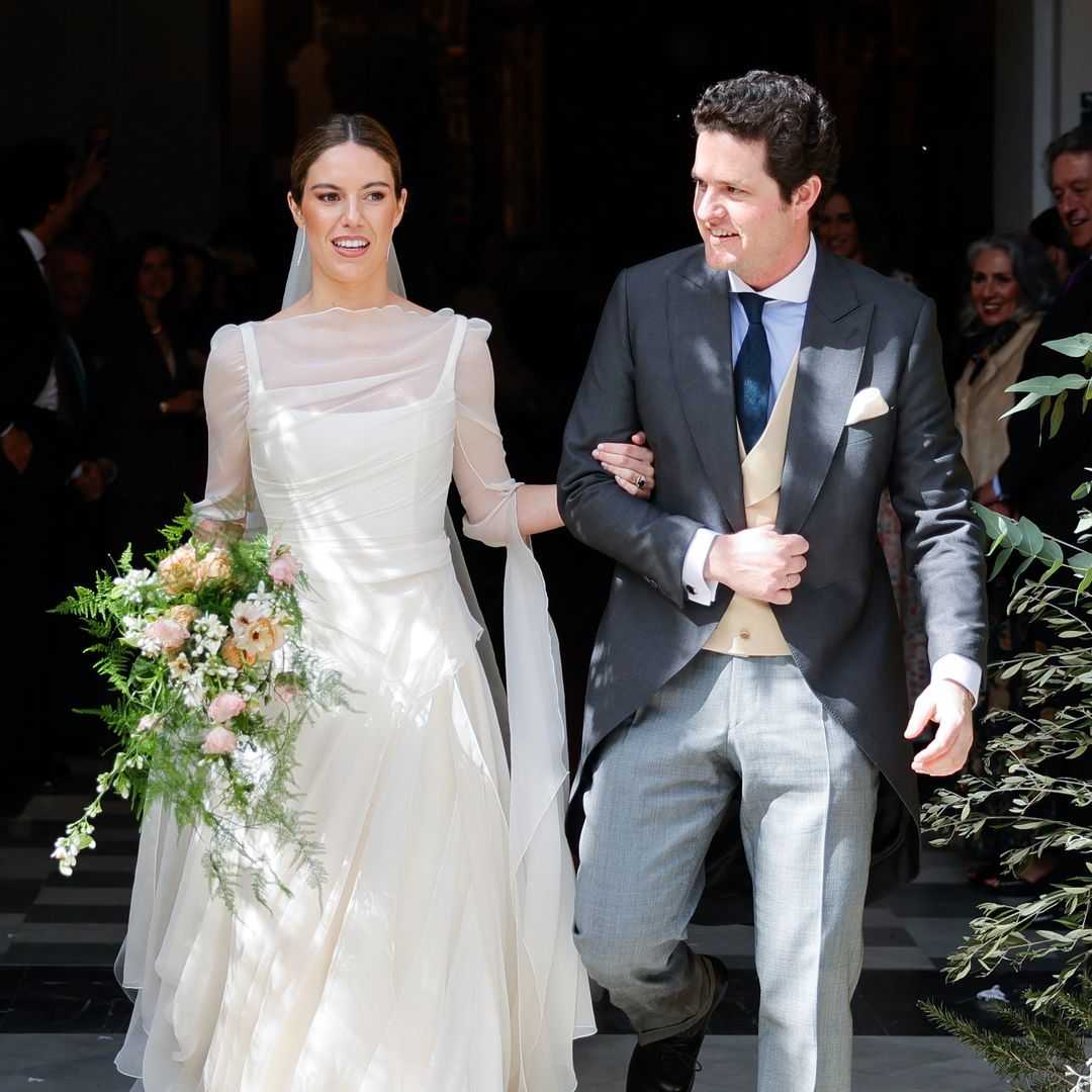 Corsé, un inusual velo de doble seda y cola de princesa: así ha brillado Myriam Gonzalo en su boda