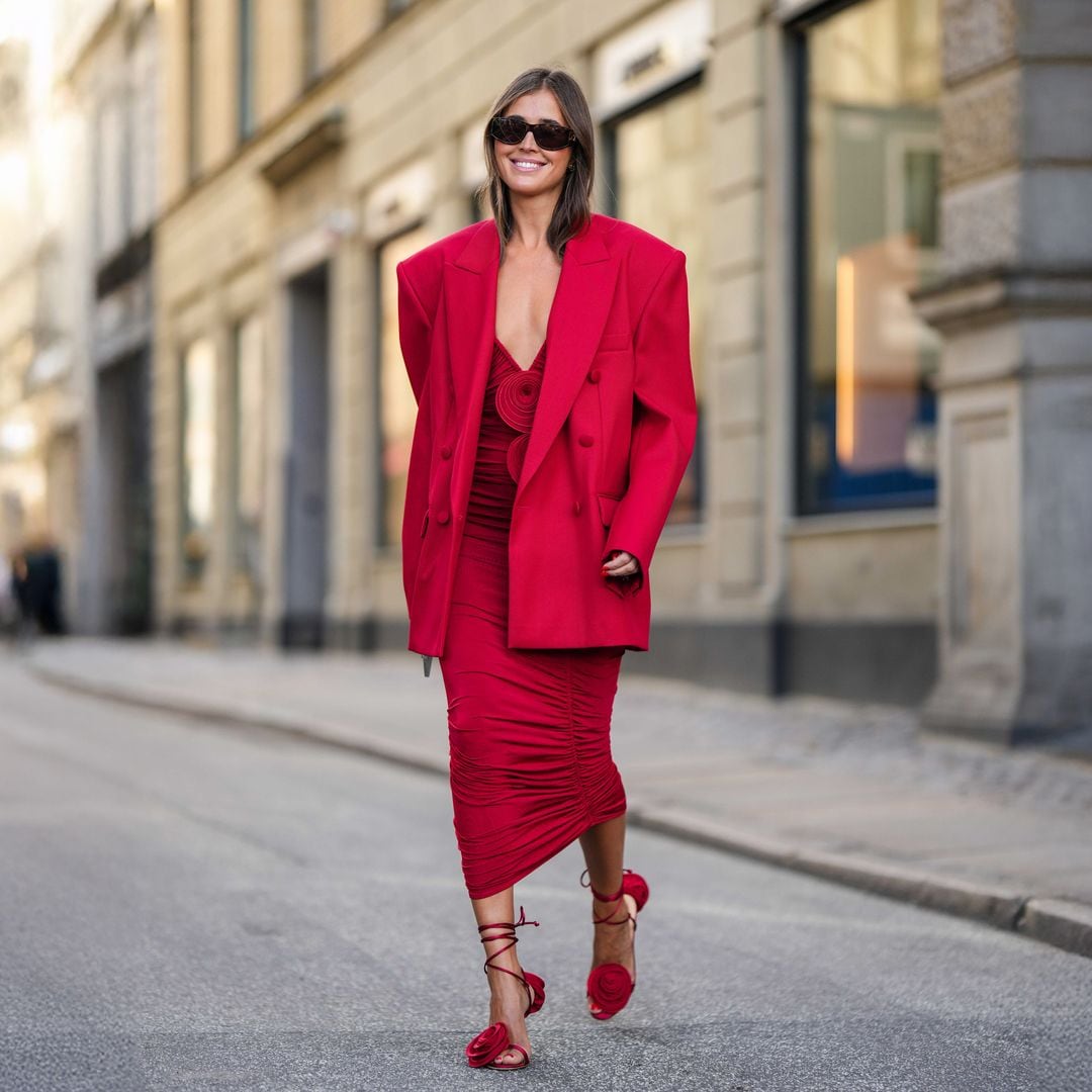 Estos vestidos midi hacen parecer más alta sin necesidad de llevar tacones