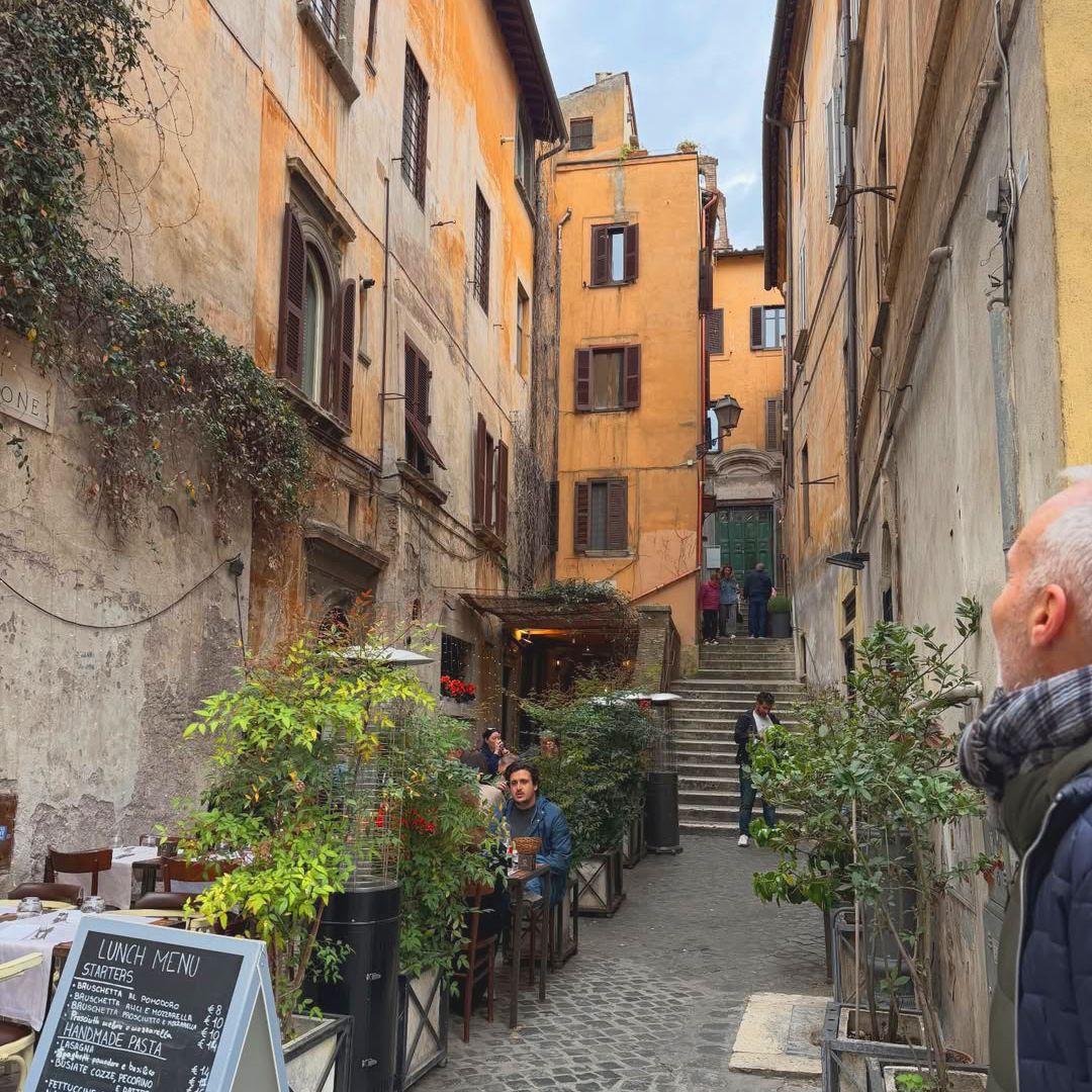 Alex Corrella en el Vicolo di San Simone, callejón escondido de Roma
