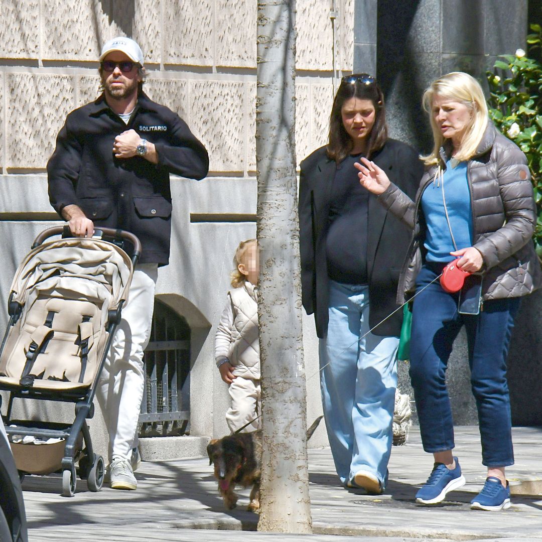 ​Isabelle Junot, en plena cuenta atrás para ser mamá de nuevo: las imágenes de su divertido plan familiar con Álvaro Falcó, su madre y su pequeña Philippa