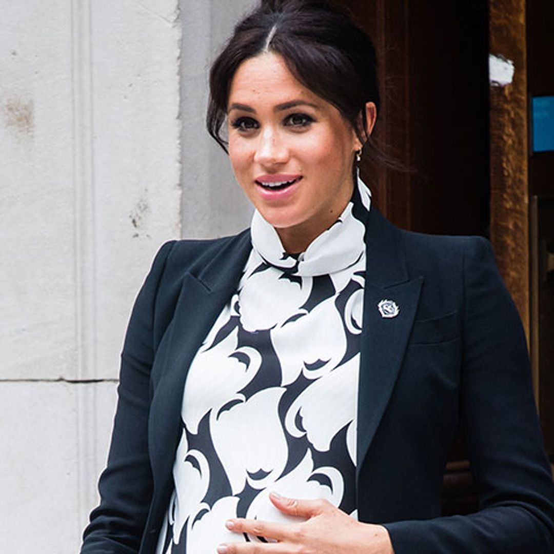Meghan Markle, con taconazos y un vestido con mensaje para celebrar el Día de la Mujer