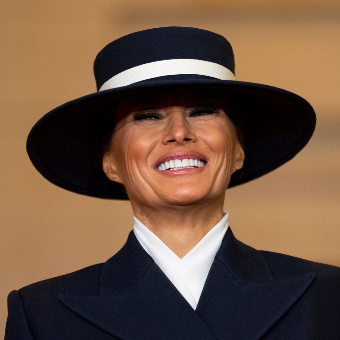 Del sombrero de Melania Trump al vestido premamá de Sienna Miller: repasamos los 10 looks más virales de 2025