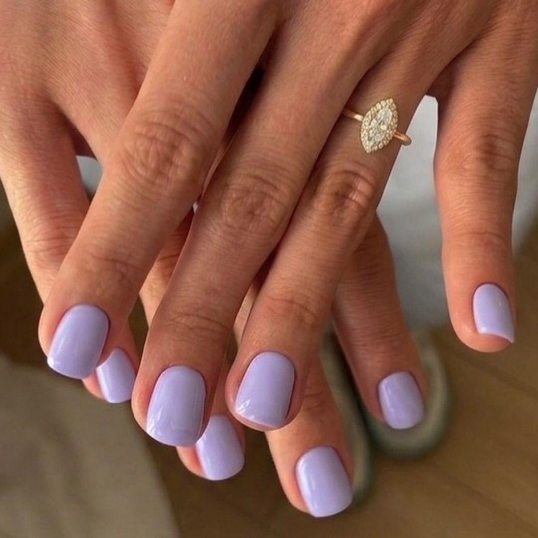 Los 12 colores para uñas cortas que triunfan este agosto: del coral al lila suave