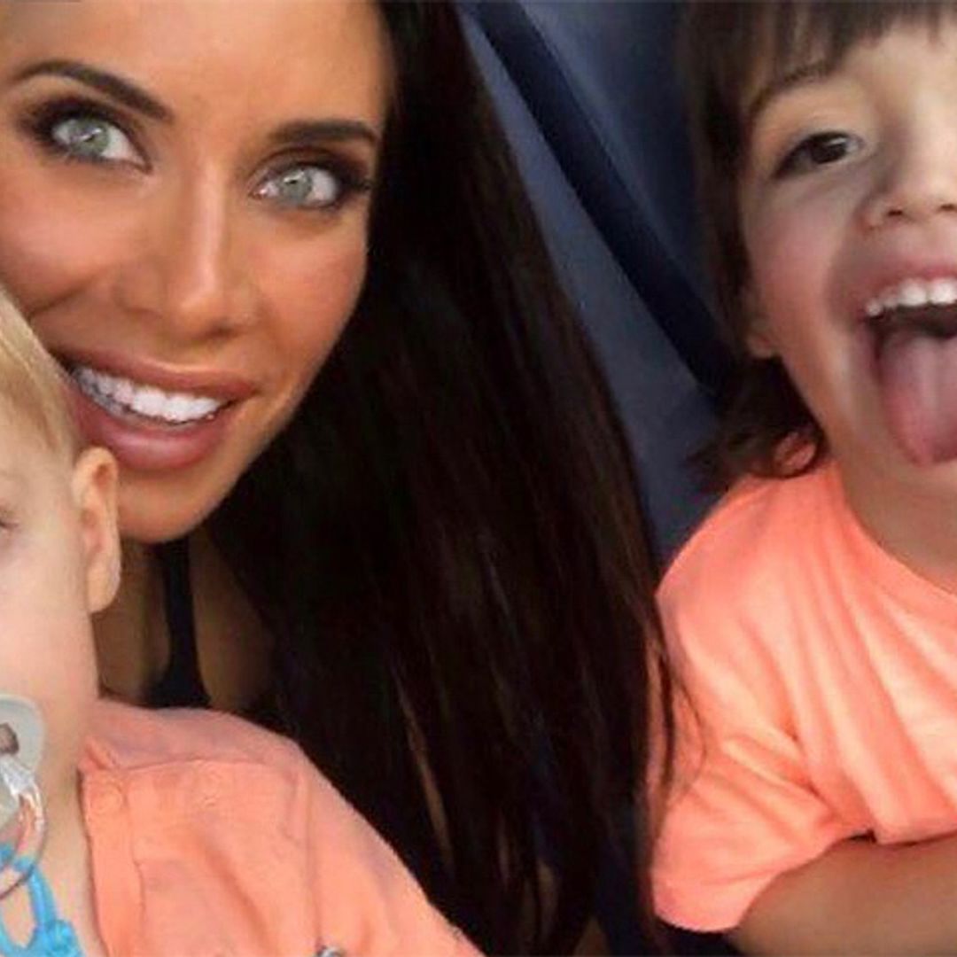 ¡Plan de vacaciones! Pilar Rubio pasa la tarde en la cocina con la ayuda de sus tres 'minichefs'