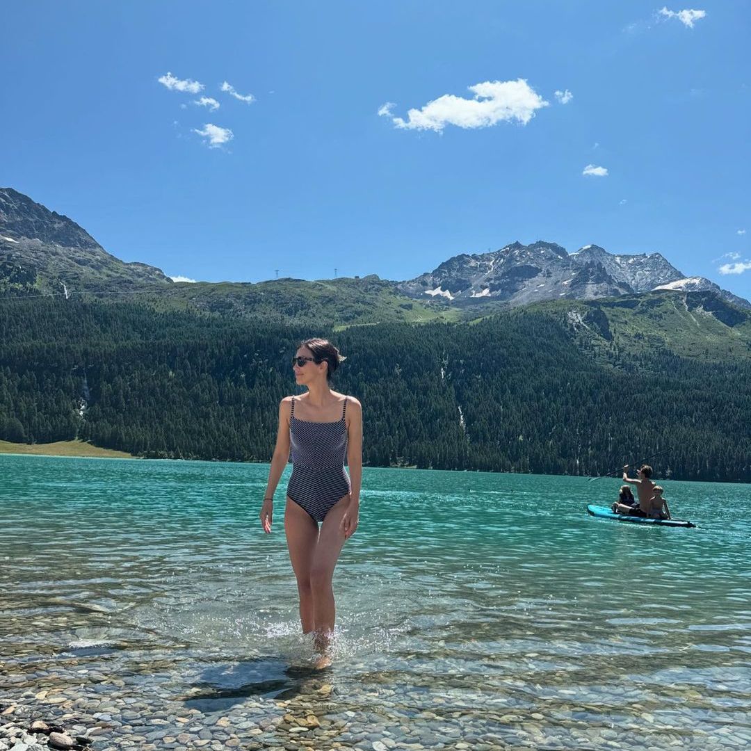 Analizamos los dos looks casuales de Sassa de Osma en su escapada familiar a los Alpes suizos