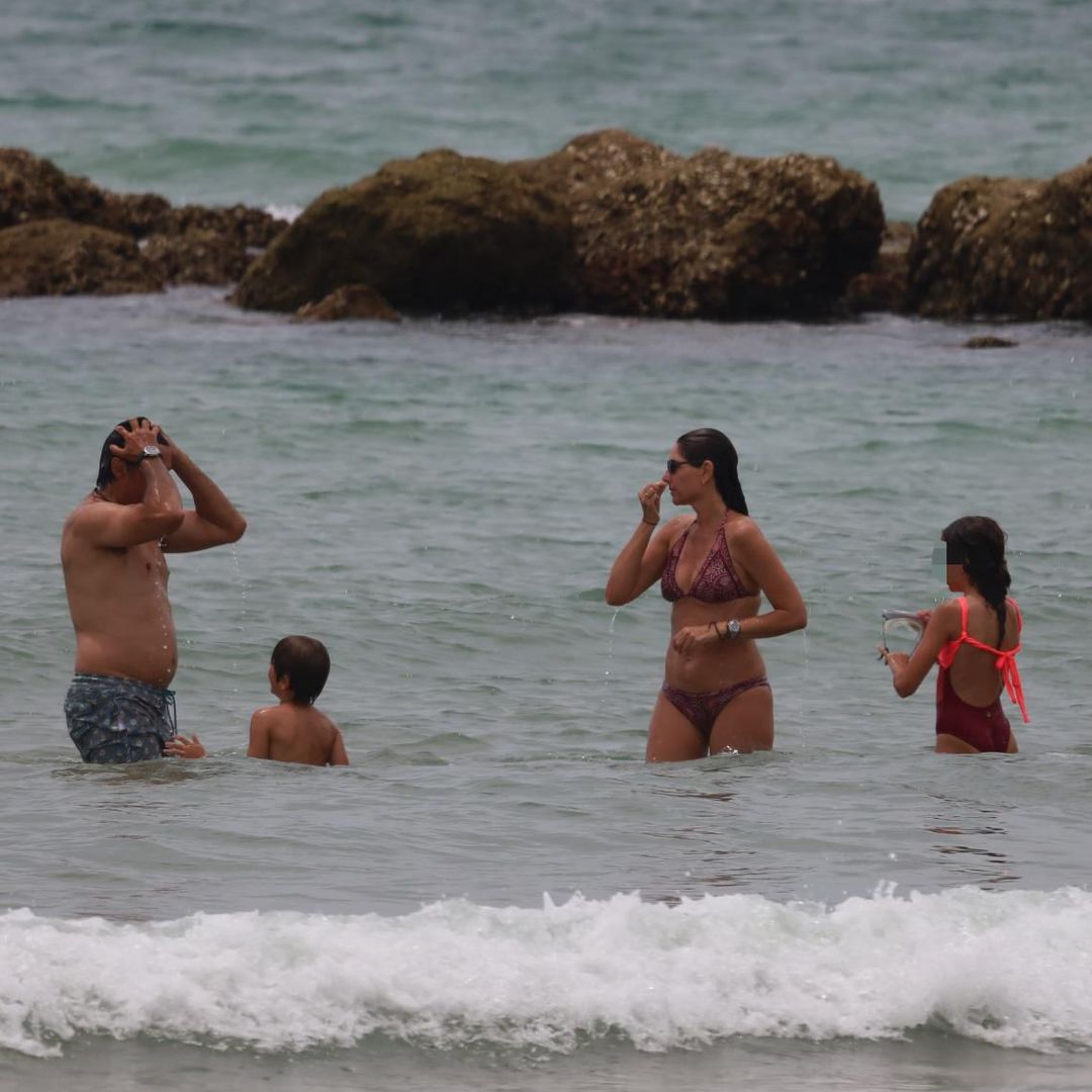 Lourdes Montes y Fran Rivera junto a Carmen y Curro, que se divirtieron jugando entre las olas del mar