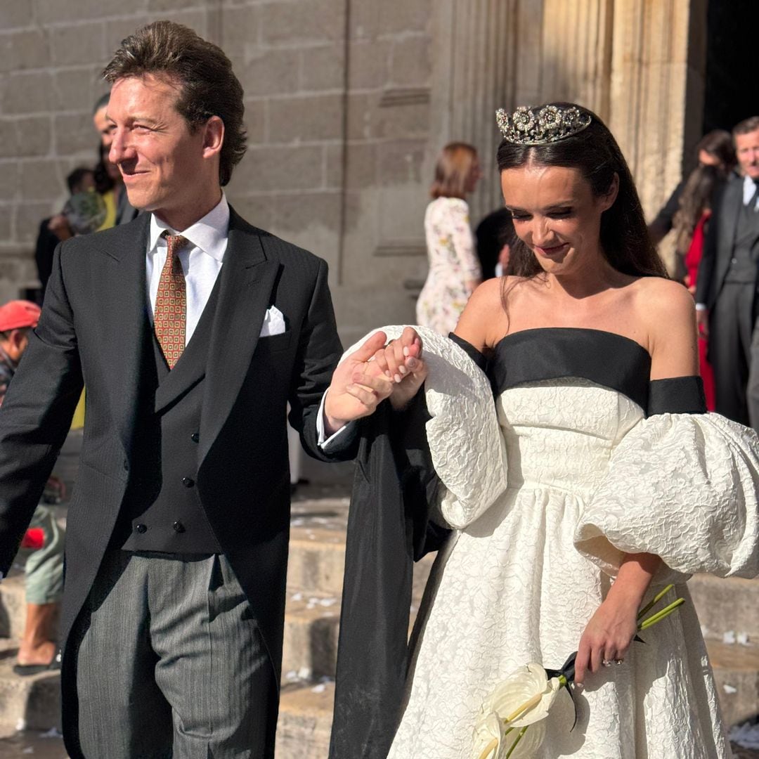 Gabriela Represa de la Lastra se casa en Sevilla con un vestido de mangas globo, lazo negro e impresionante tiara floral