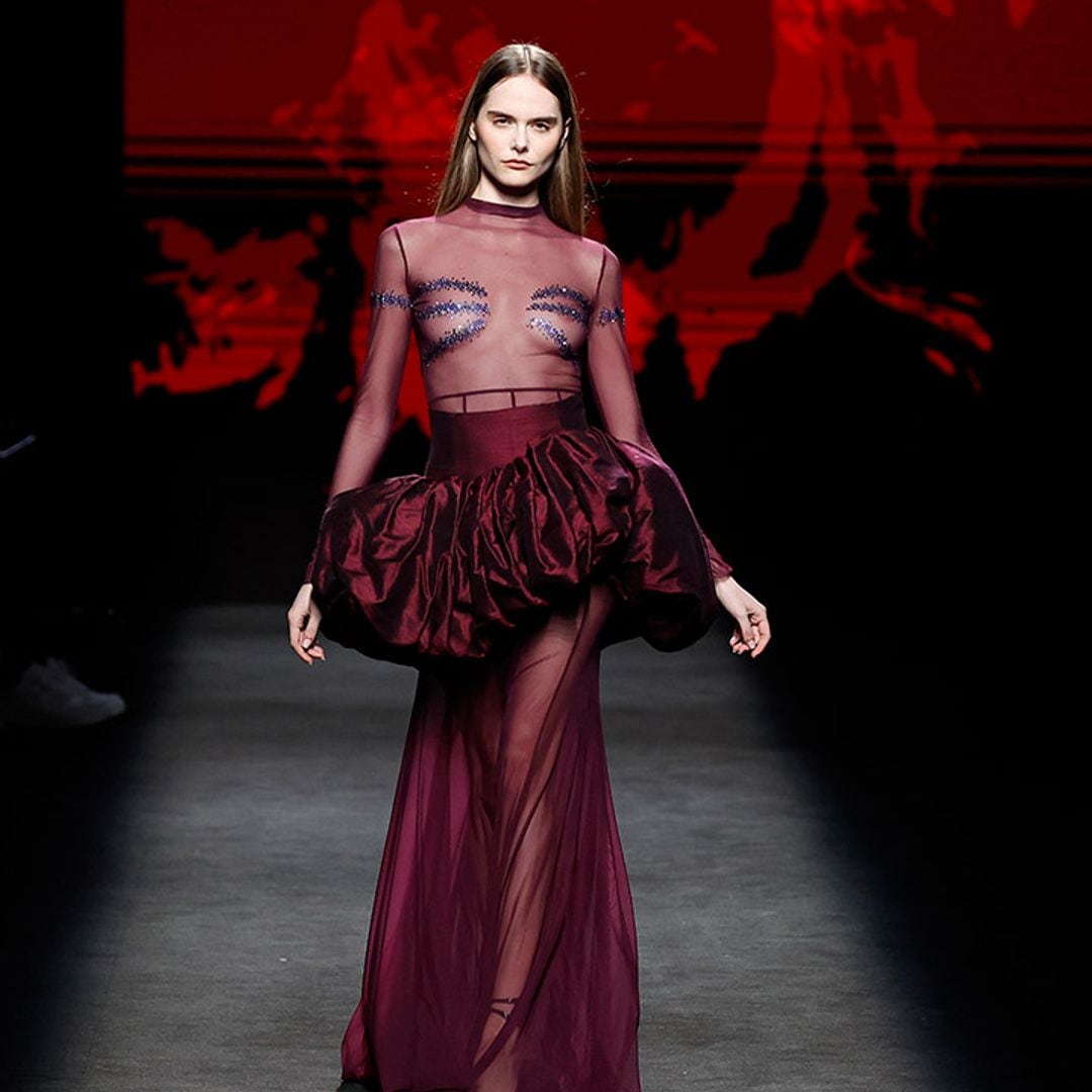 Volúmenes, pedrería, lujo... Claro Couture nos transporta al París de entreguerras desde Fashion Week Madrid