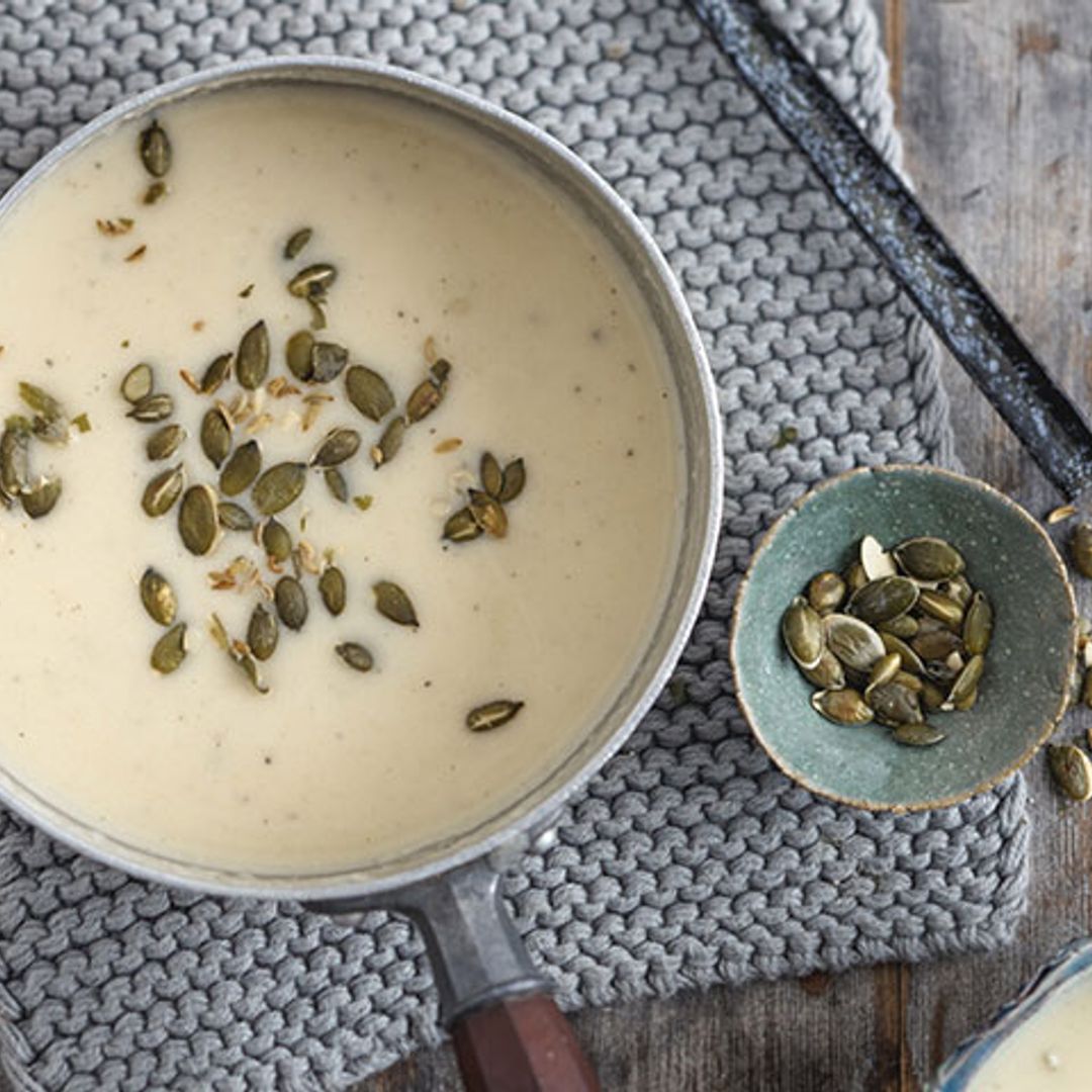 Crema de hinojo y apionabo con pipas de calabaza