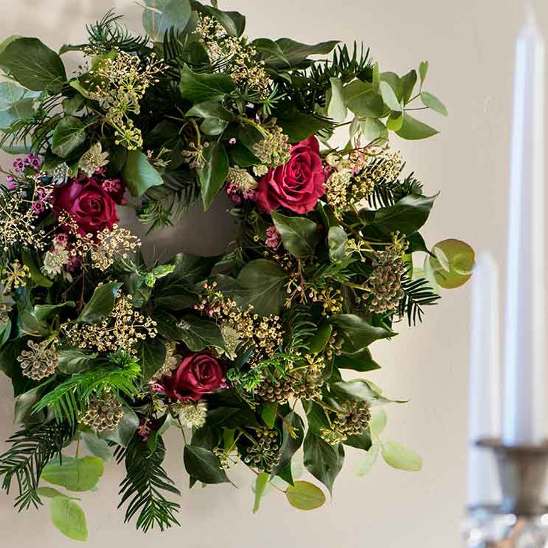 Preciosos adornos florales para la mesa de Navidad hechos por ti