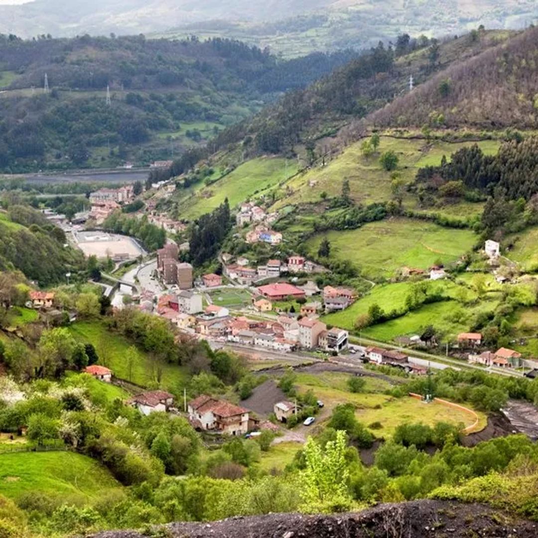 Mieres del Camino, metida en el valle