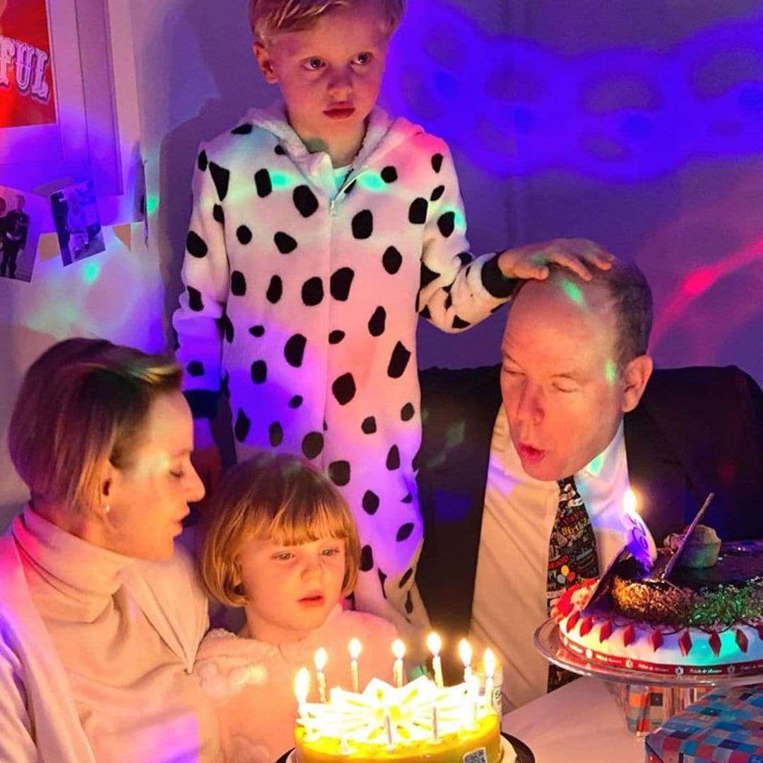 Jacques y Gabriella celebran su cumpleaños con tartas, decenas de velas....y en pijama