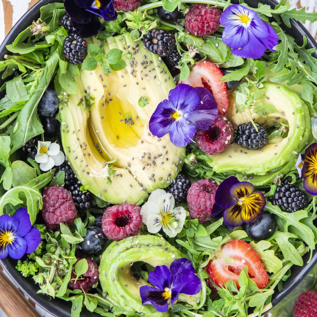 Ensaladas de aguacate frescas, diferentes y perfectas para combatir el calor