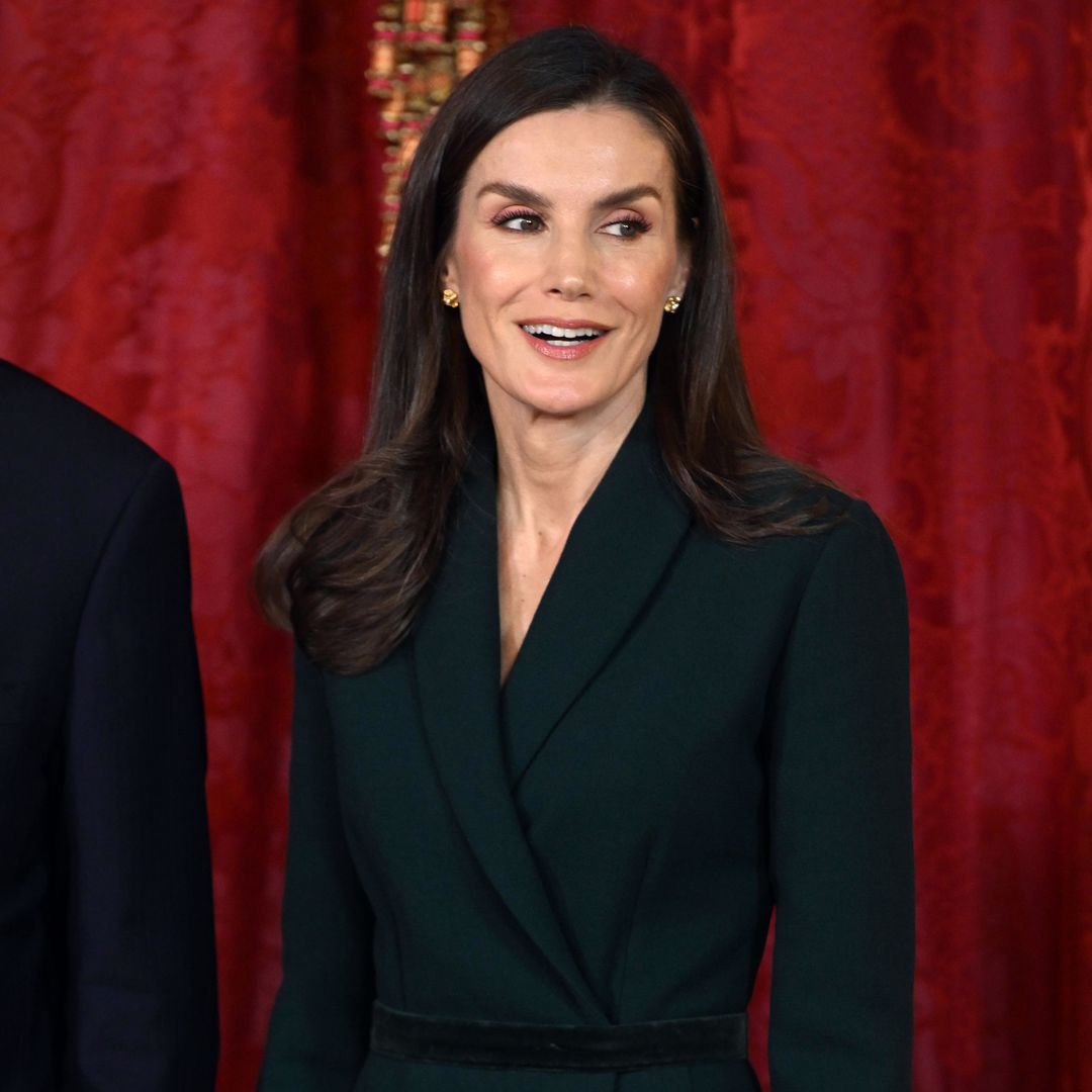 La reina Letizia cambia de estilo y homenajea al presidente de Portugal con un vestido verde que estrenó en Londres