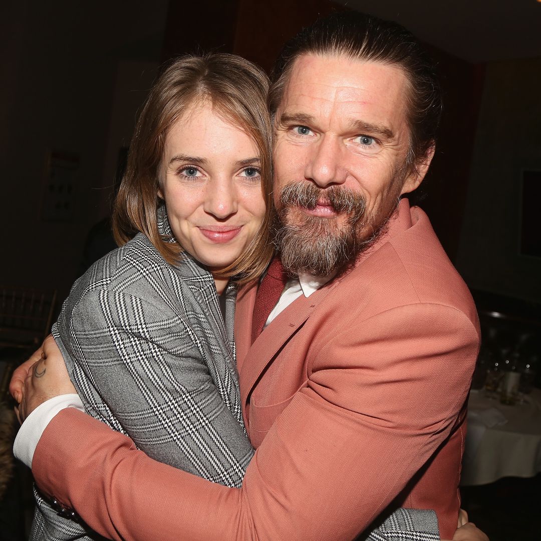 Ethan Hawke se arrepiente de la infancia "realmente complicada" de su hija Maya Hawke, que ahora triunfa en 'Stranger Things'