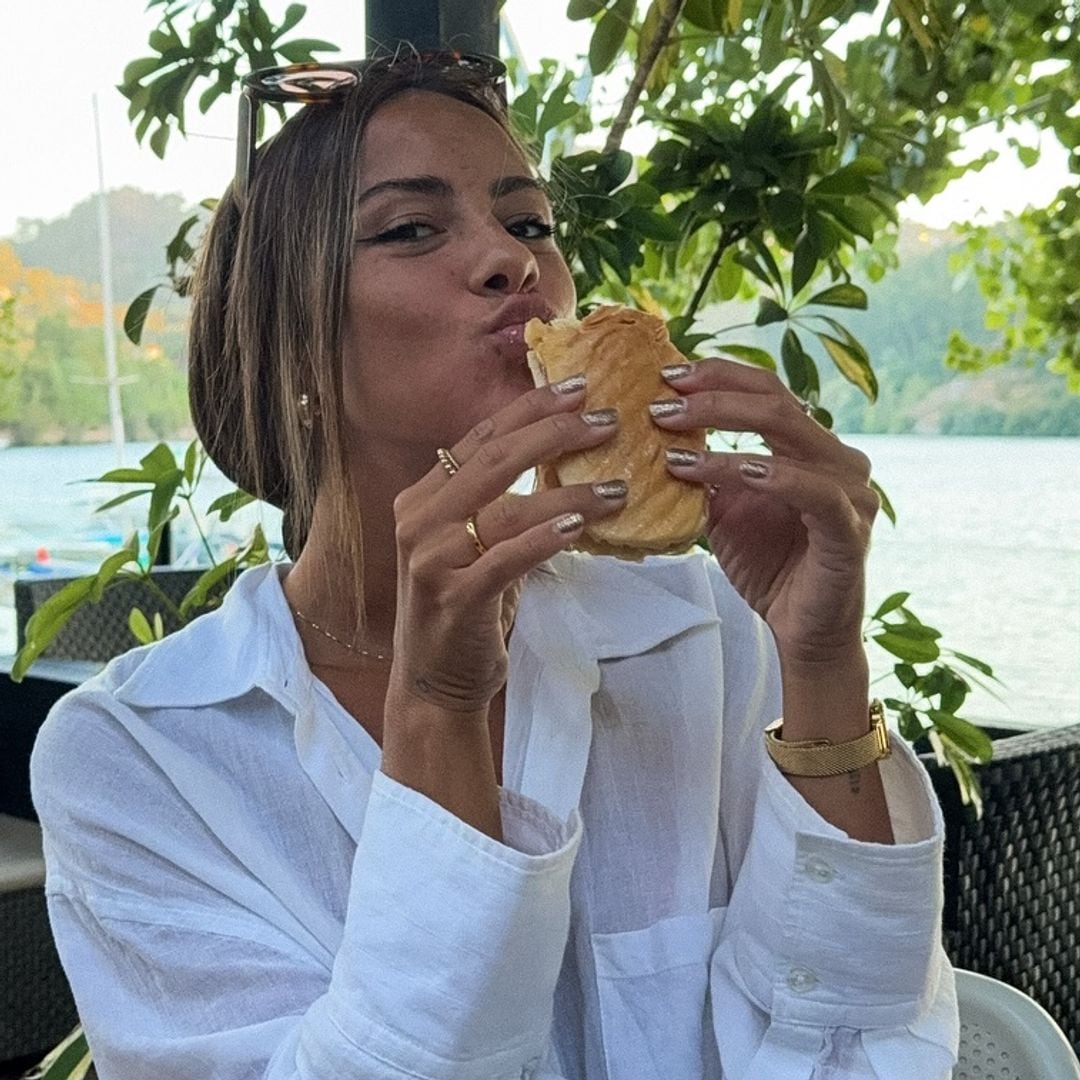 Melyssa Pinto tomando un sandwich con manicura glitter