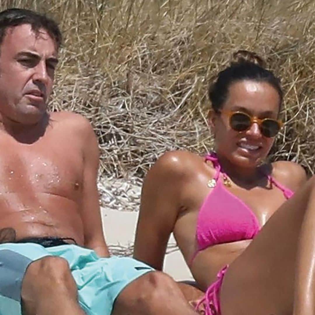 Fernando Alonso y Andrea Schlager, del ‘paddock’ a la playa, las imágenes de sus románticas vacaciones en Grecia
