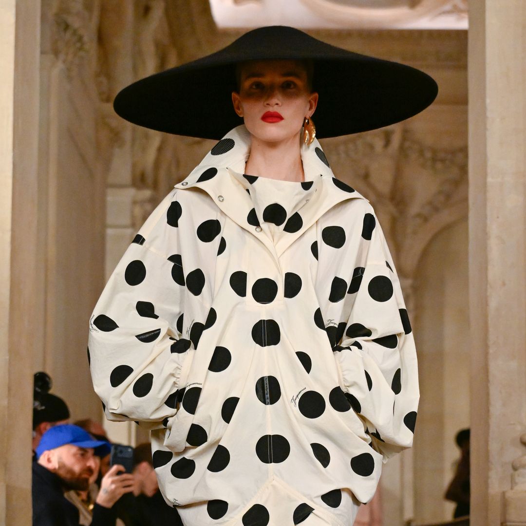 Tras nombrar a su abuela embajadora, Jacquemus presenta una colección íntima con guiños a Balenciaga