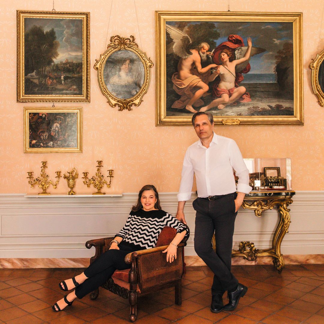 La princesa posa junto a su marido en el salón principal, donde destaca el imponente lienzo "Dédalo e Ícaro", obra del maestro Ludovico Lana