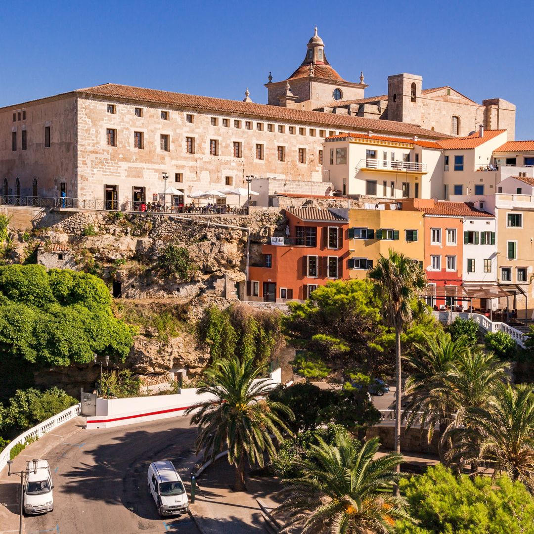 Coloridas vistas al casco antiguo de la ciudad de Plaza Espanya de Mao, Menorca