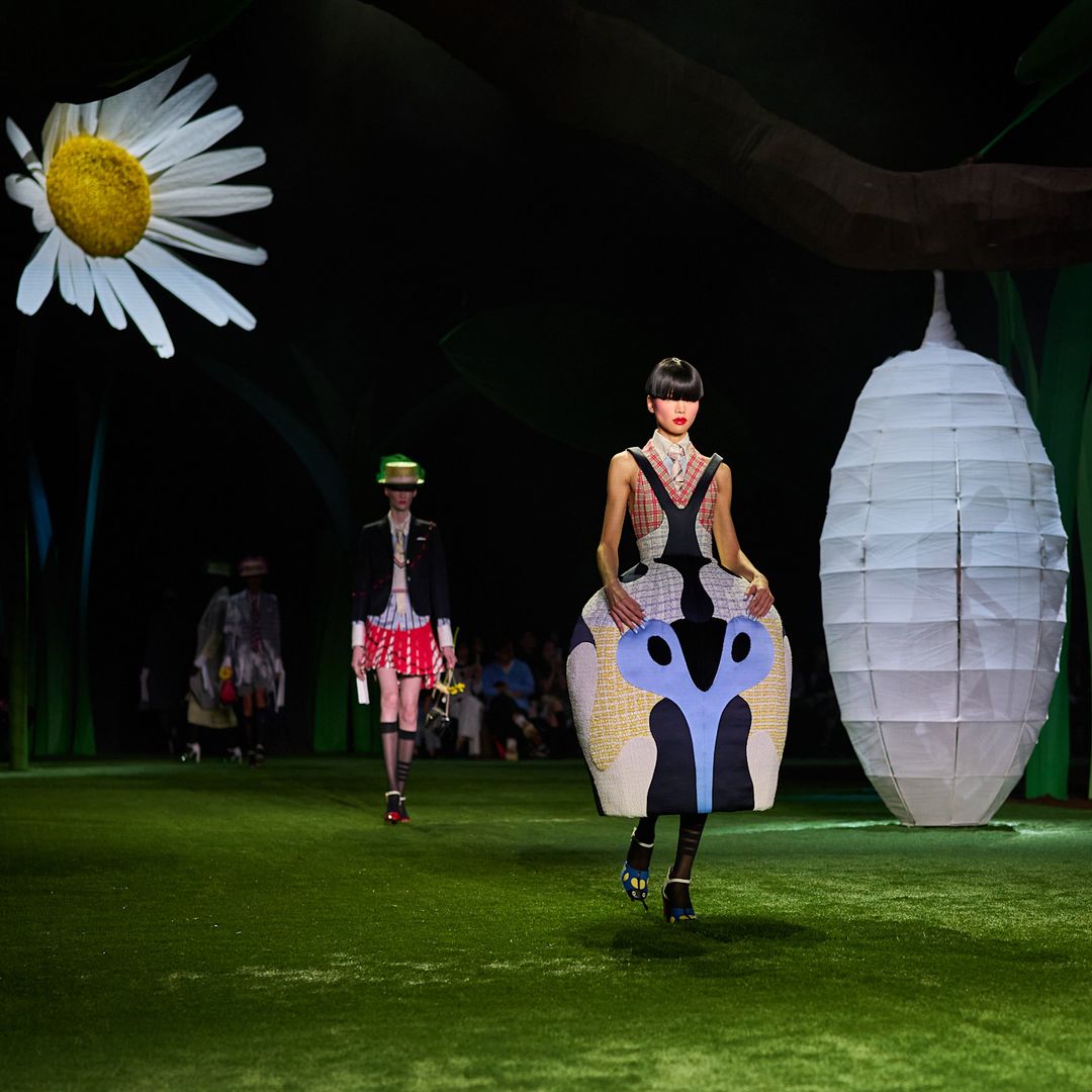 La película que inspiró la espectacular escenografía del desfile SS27 de Thom Browne