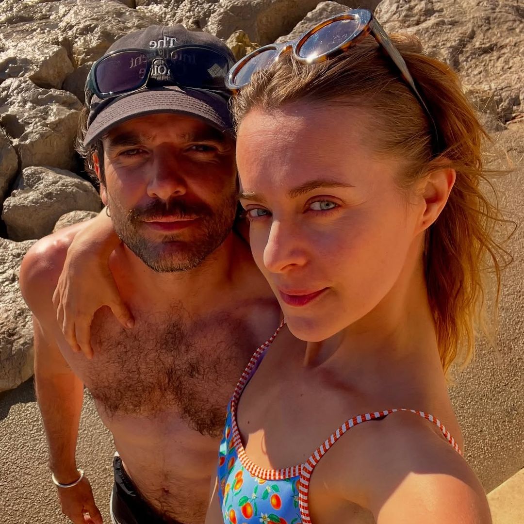 Jon, hijo de Imanol Arias, abre el álbum de su emocionante primer verano como padre junto a Alba Ribas