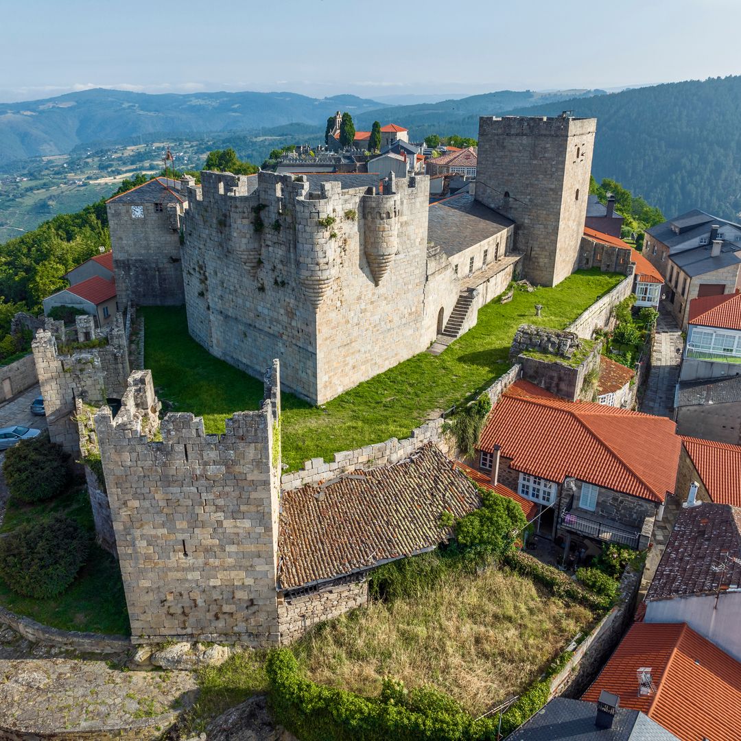 Los pueblos medievales más bonitos de Galicia para visitar en otoño: del encanto de Castro Caldelas al misterio de Mondoñedo