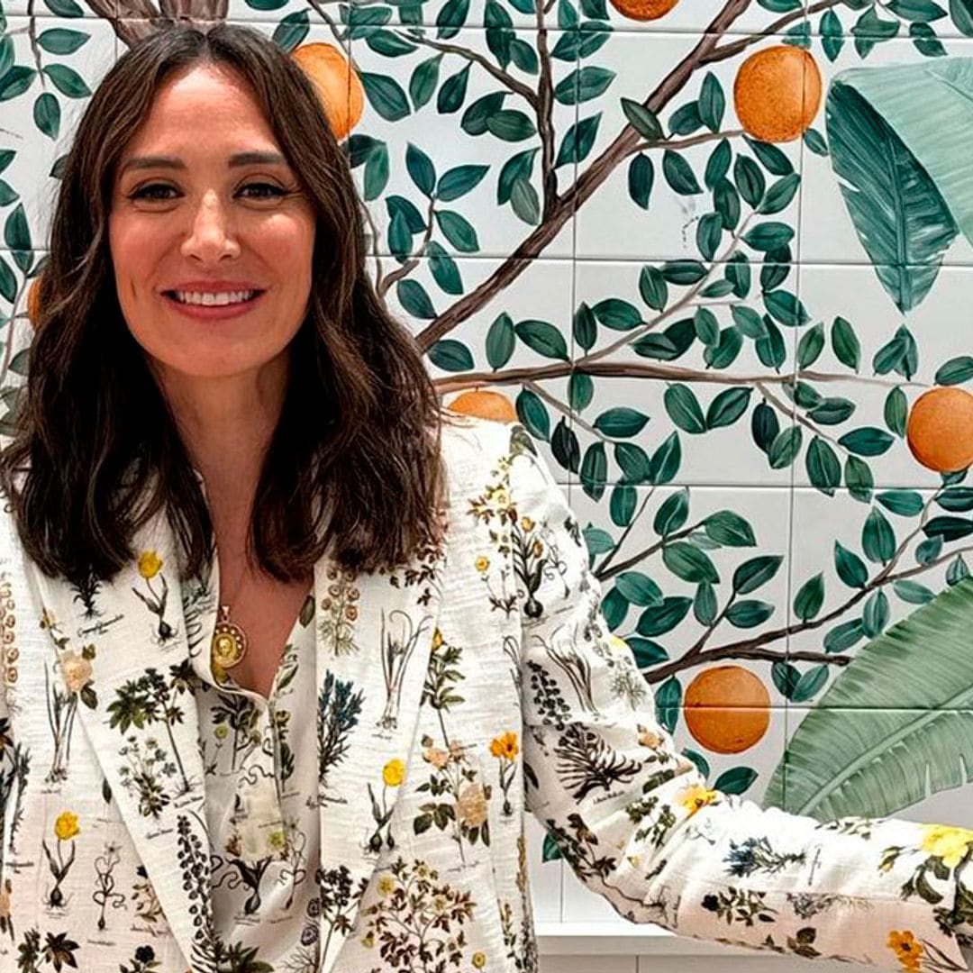 El traje estampado de invitada perfecta que siempre elige Tamara Falcó cuando no quiere llevar vestido