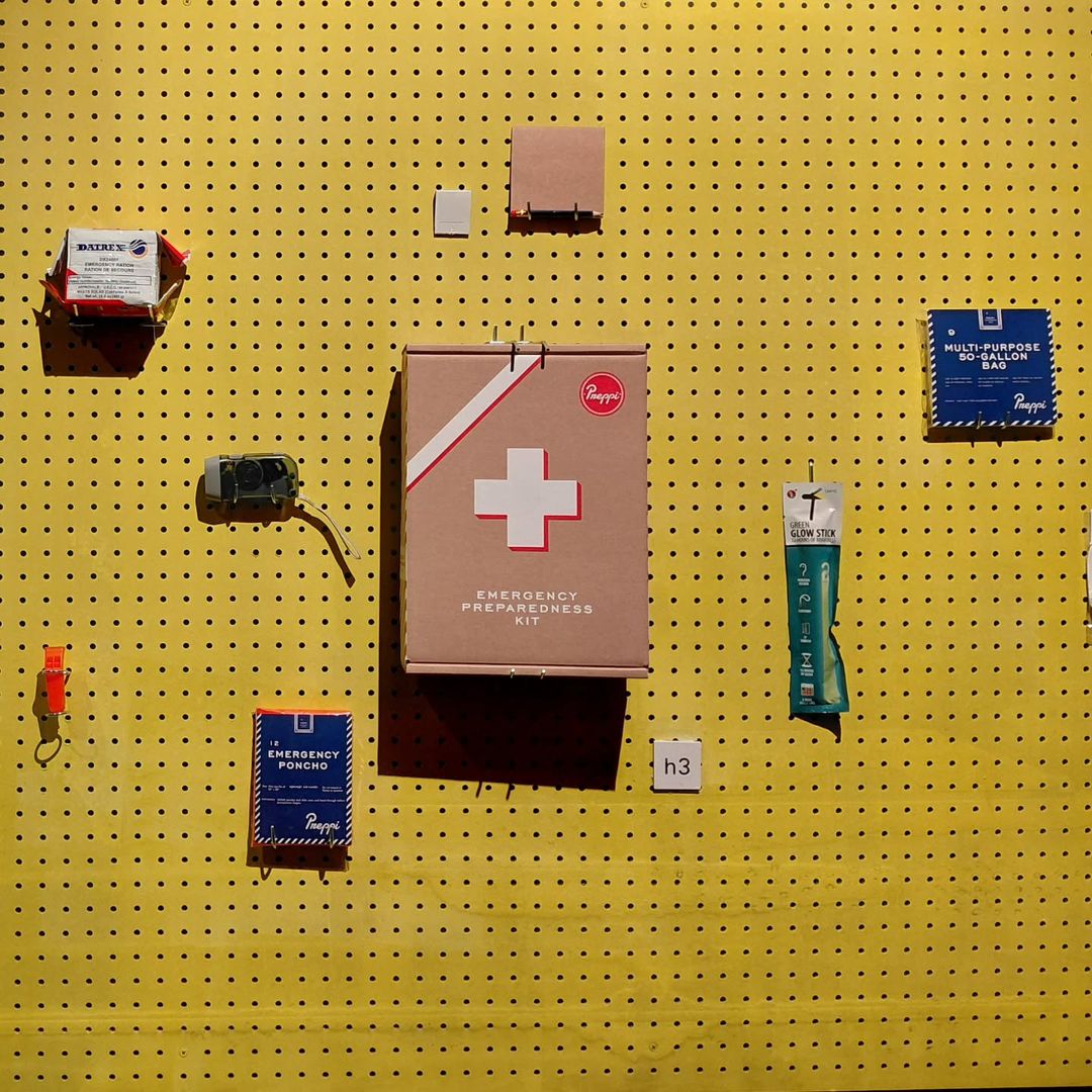 La exhibición central "Futuros Pánicos" contiene una serie de objetos cotidianos y especulativos que nos acercan hacia todo eso que consideramos amenazante.