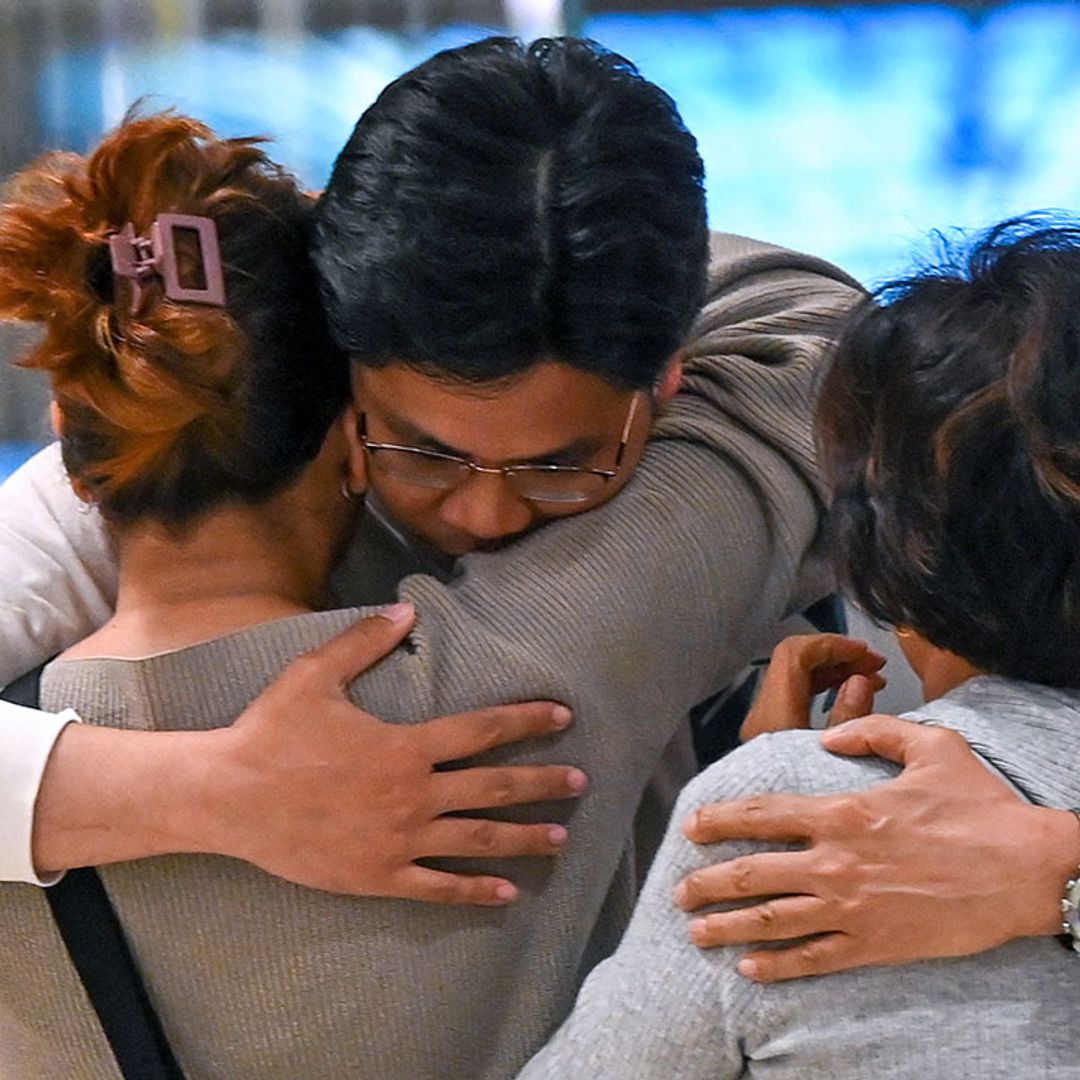 El emocionante reencuentro de los pasajeros del vuelo accidentado de 'Singapur Airlines' con sus familias