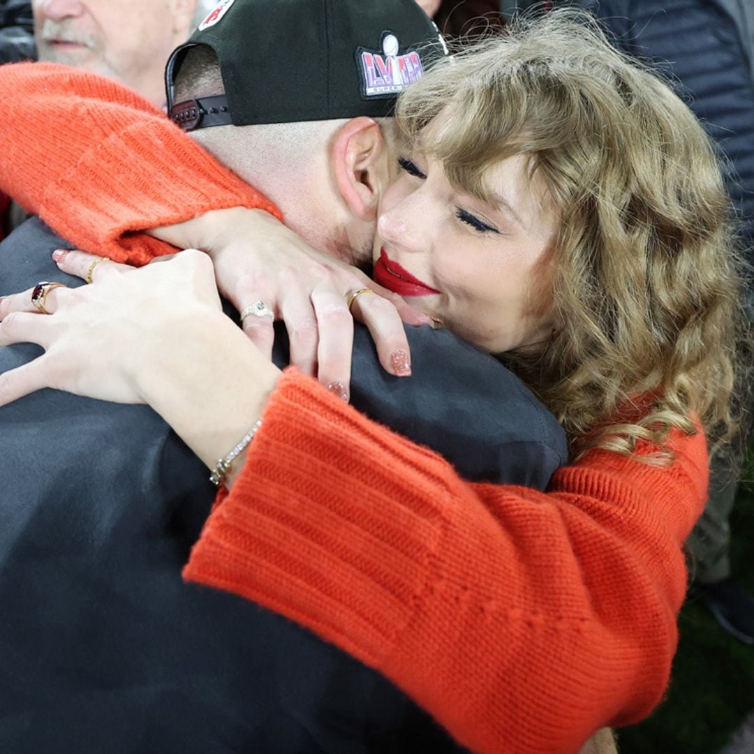 Euforia, abrazos y un romántico beso: todas las fotos de Taylor Swift y Travis Kelce celebrando su último triunfo