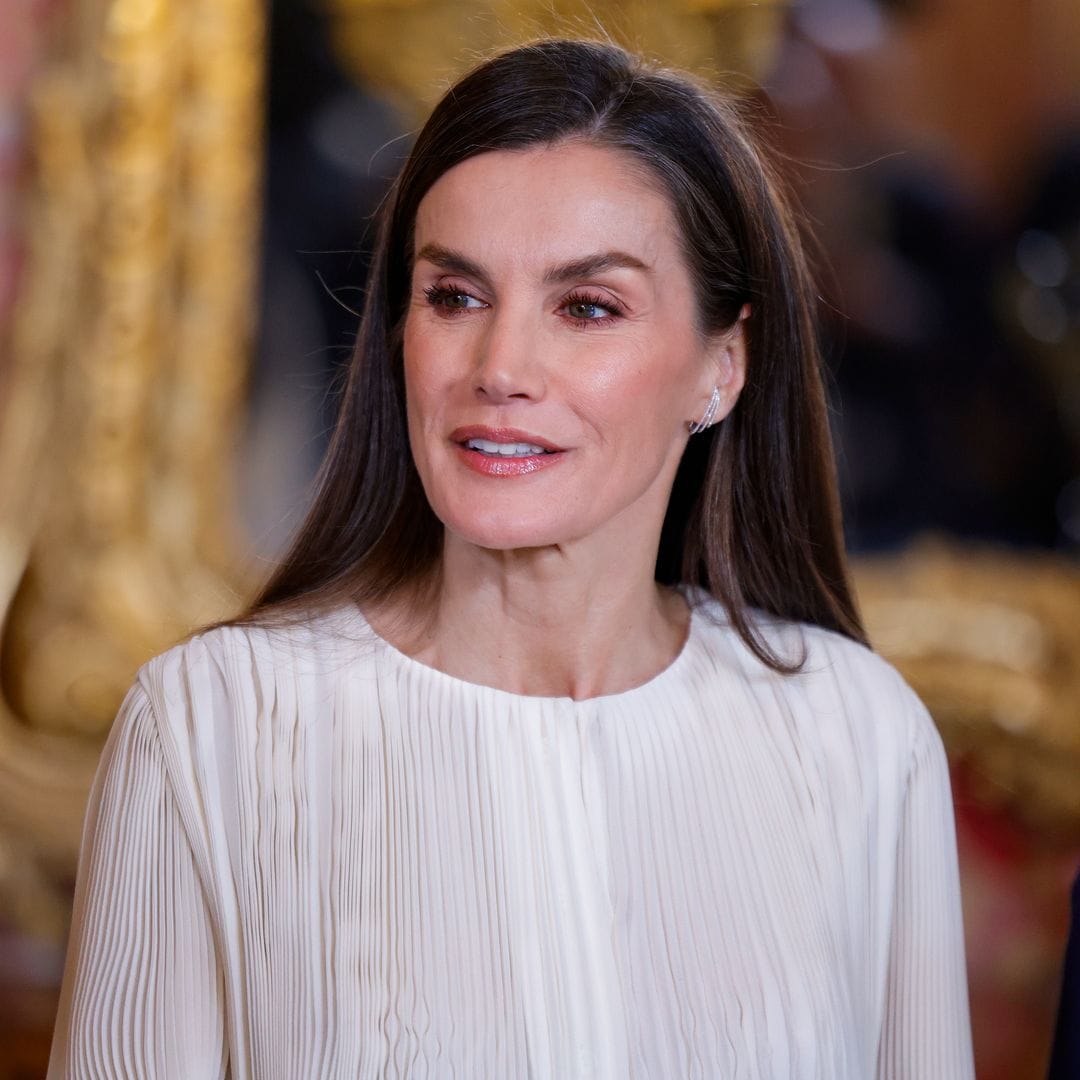 La reina Letizia comienza 2026 con dos estrenos de impacto: un top plisado semitransparente y pendientes brillantes
