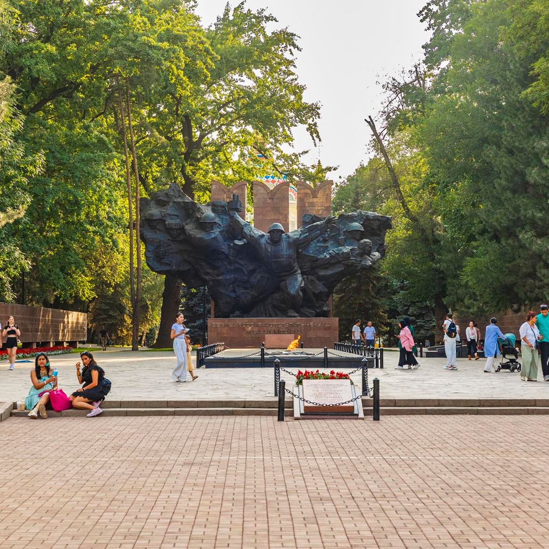 Monumento a la II Guerra Mundial en el parque Panfilov.