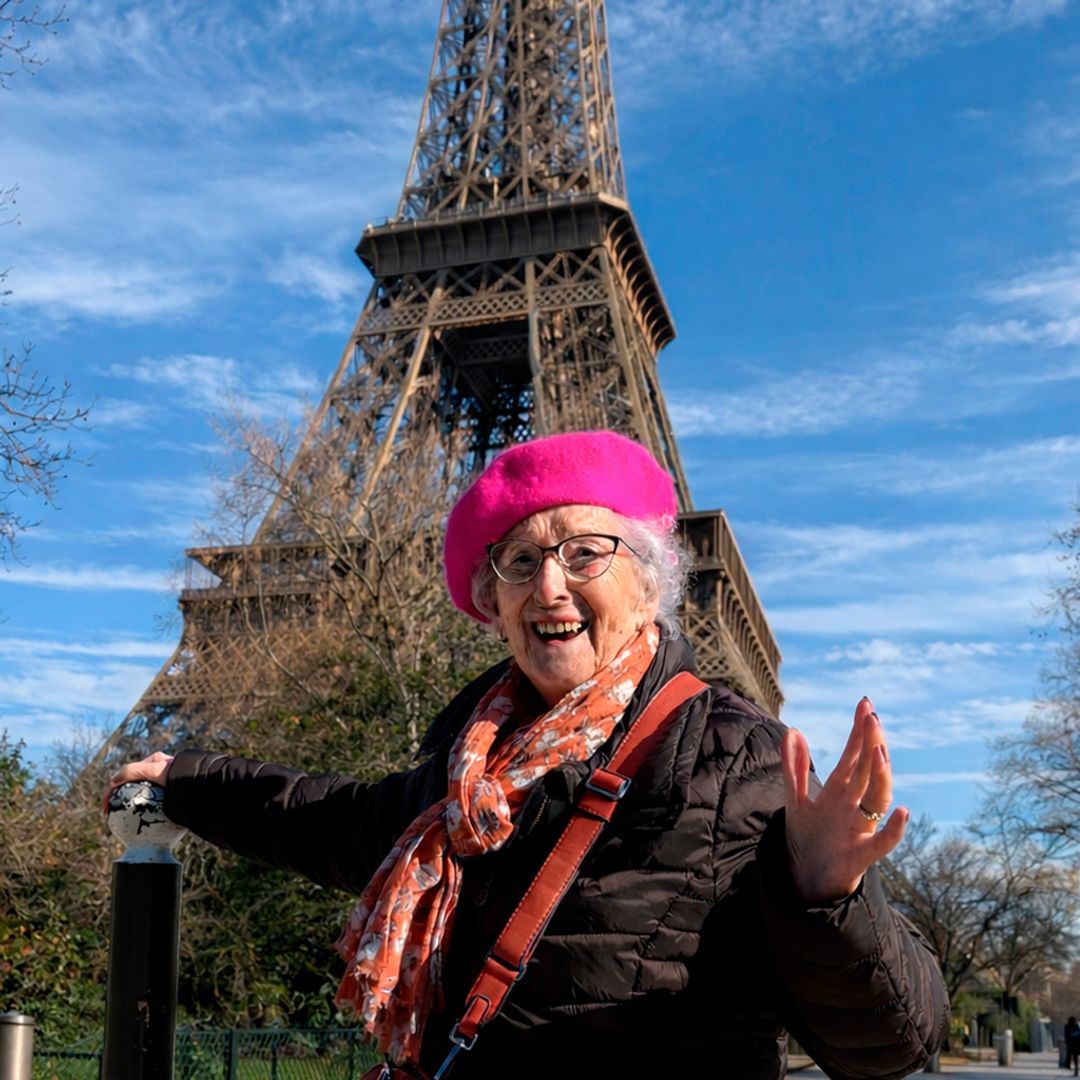 "Me han dado la vida": María cumple su sueño de viajar a París por primera vez a los 91 años