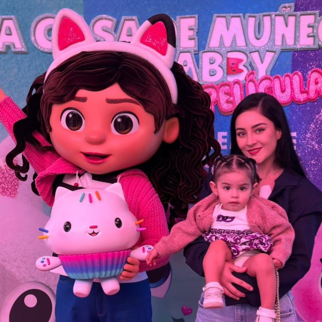 Tessa Derbez debuta sobre una alfombra roja de la mano de su mamá