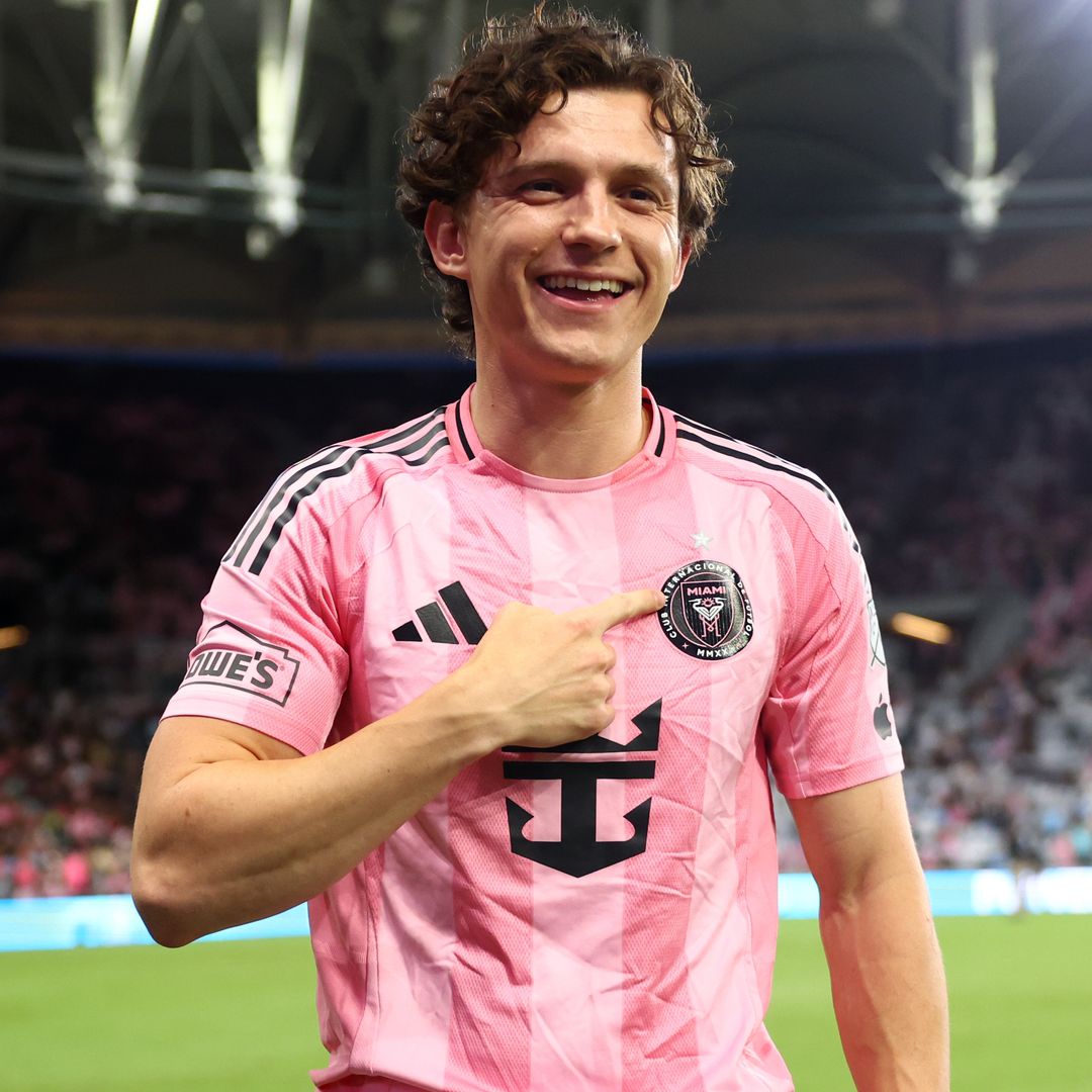 Tom Holland, vestido con jersey rosado, causa sensación apoyando al Inter Miami de Lionel Messi