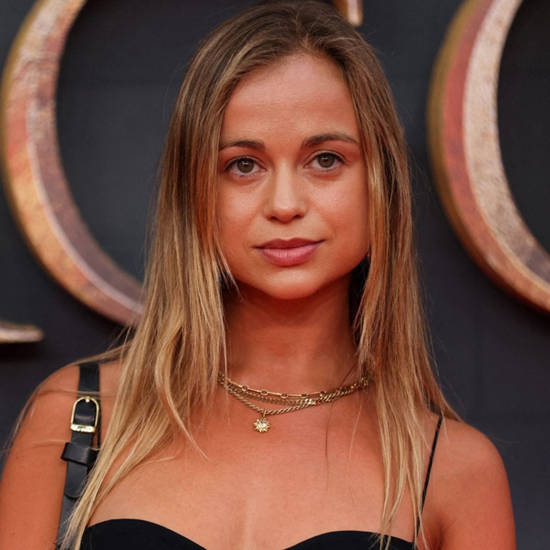 Amelia Windsor, la invitada más minimalista y moderna entre las actrices del momento