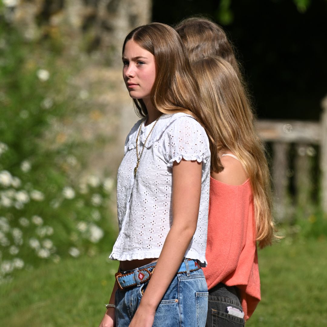 Con top español y falda romántica, Georgina, la hijastra de Peter Phillips, ya se posiciona entre las jóvenes más estilosas
