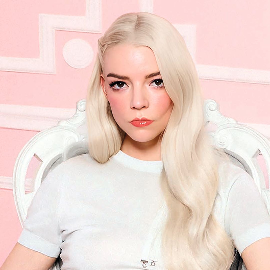 Anya Taylor-Joy, musa de Dior Beauty, todas ellas con rubor rosa marcado que llega hasta las sienes