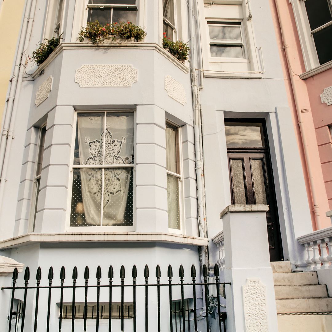 Edificios de colores pastel con ventanas y puertas. No se detectan celebridades.