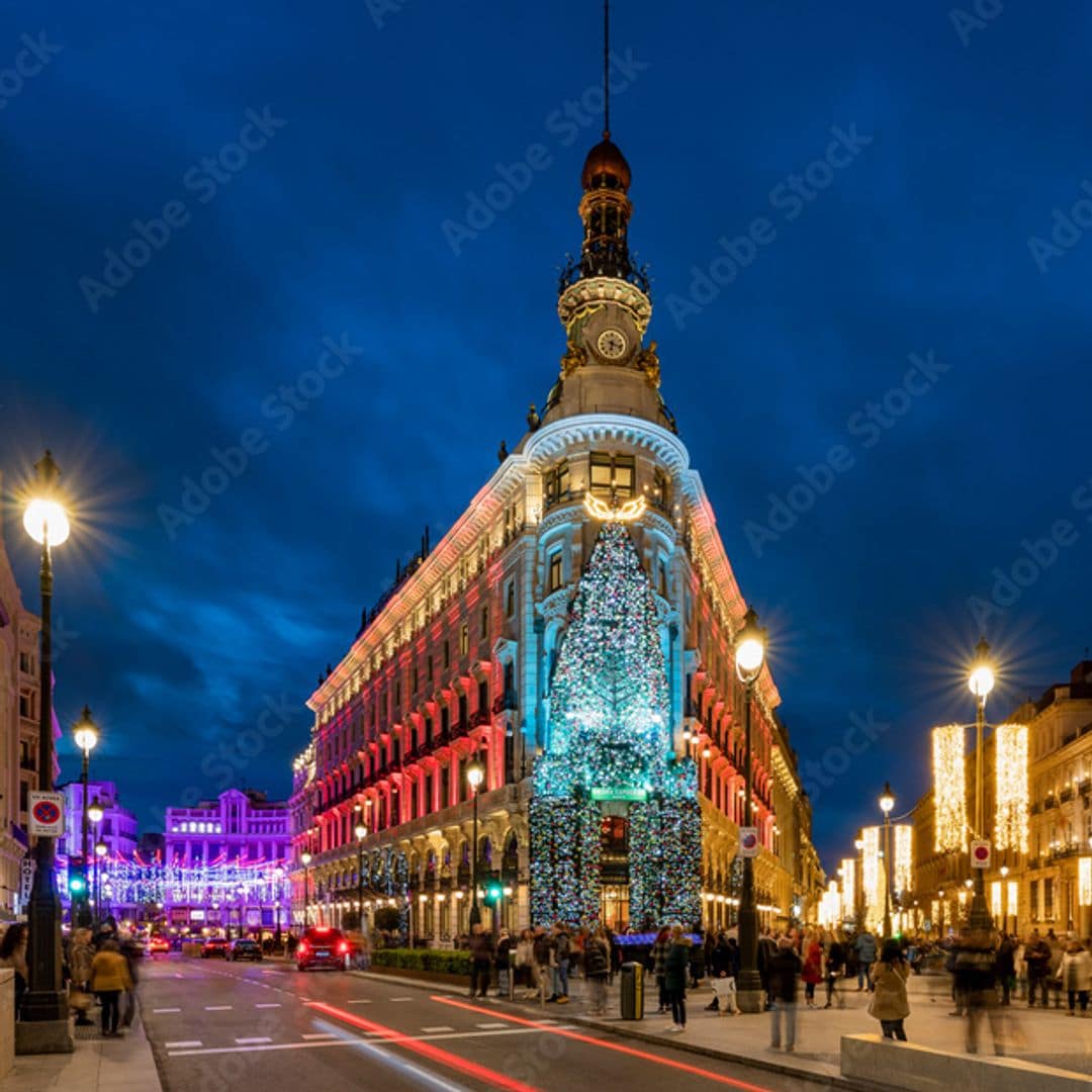 Cruce de las calles Sevilla y Alcalá, con el hotel Four Seasons iluminado en Navidad, Madrid