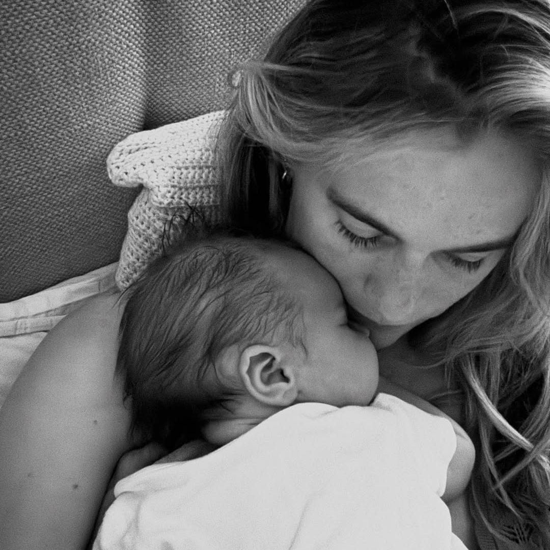 Cressida Bonas, exnovia del príncipe Harry, presenta a su hija recién nacida y confirma su nombre: "Pequeña delicia"
