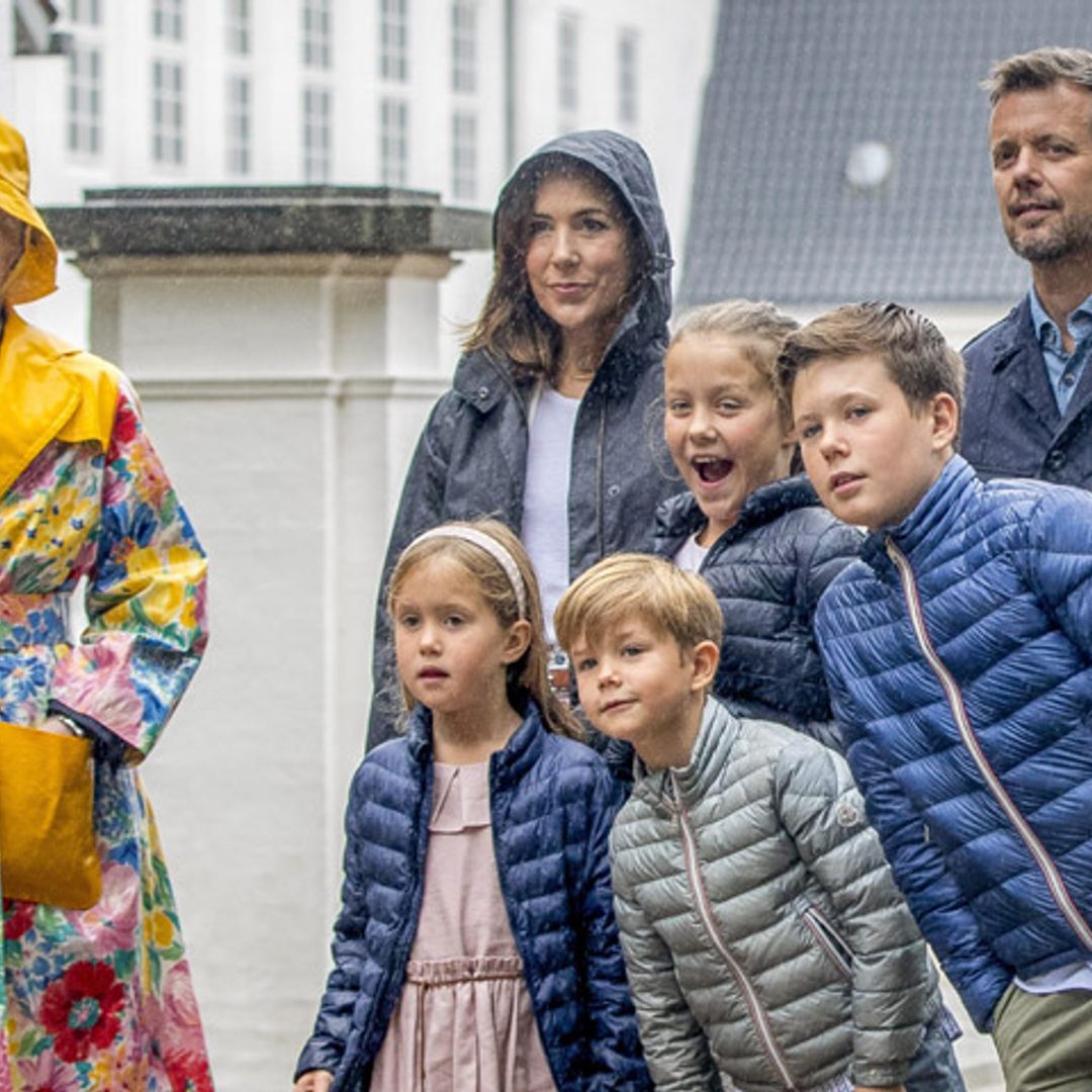Margarita de Dinamarca, protagonista absoluta de la cita de verano en Gråsten con su vistoso chubasquero