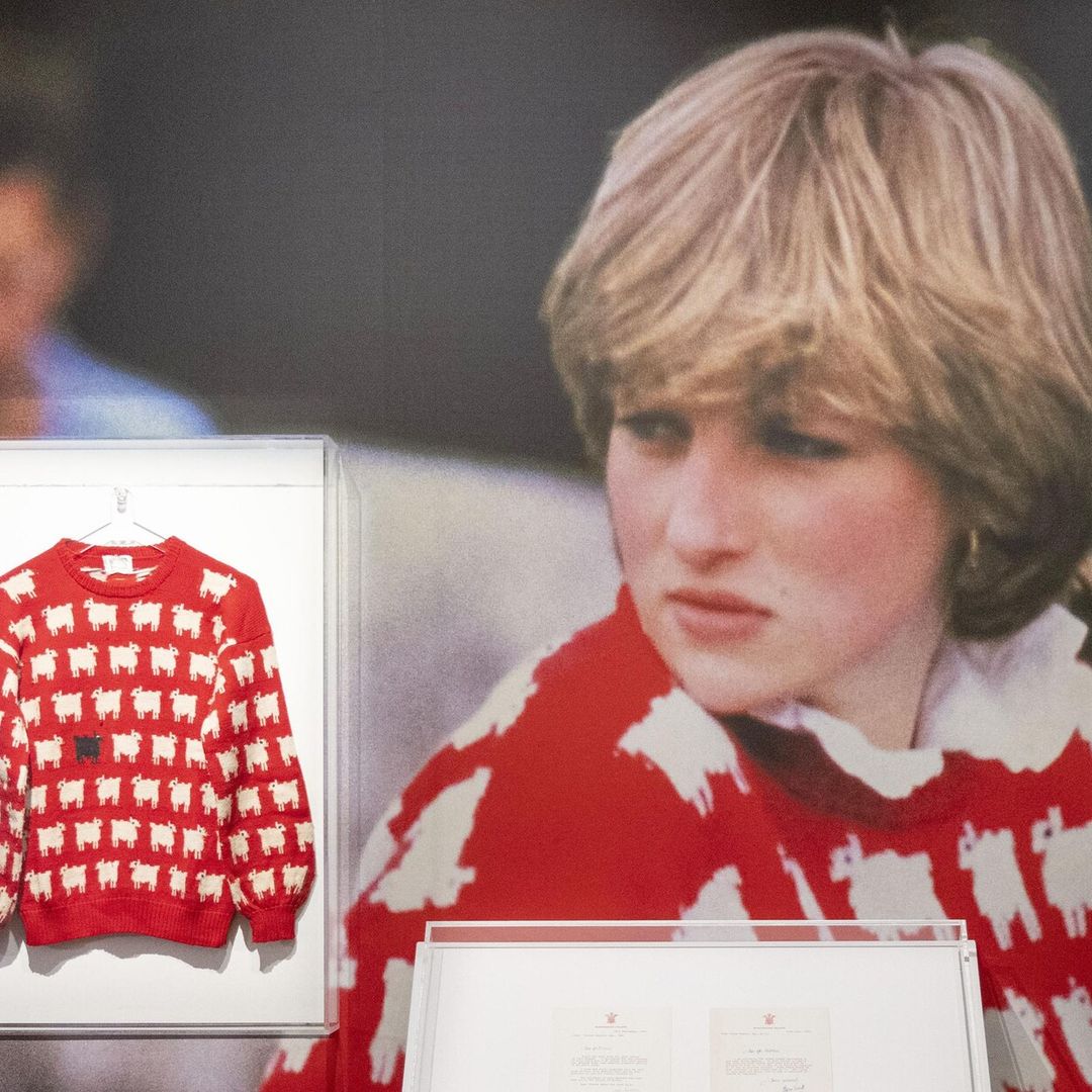 El icónico súeter de ovejas de la princesa Diana podría alcanzar los 80 mil dólares en subasta
