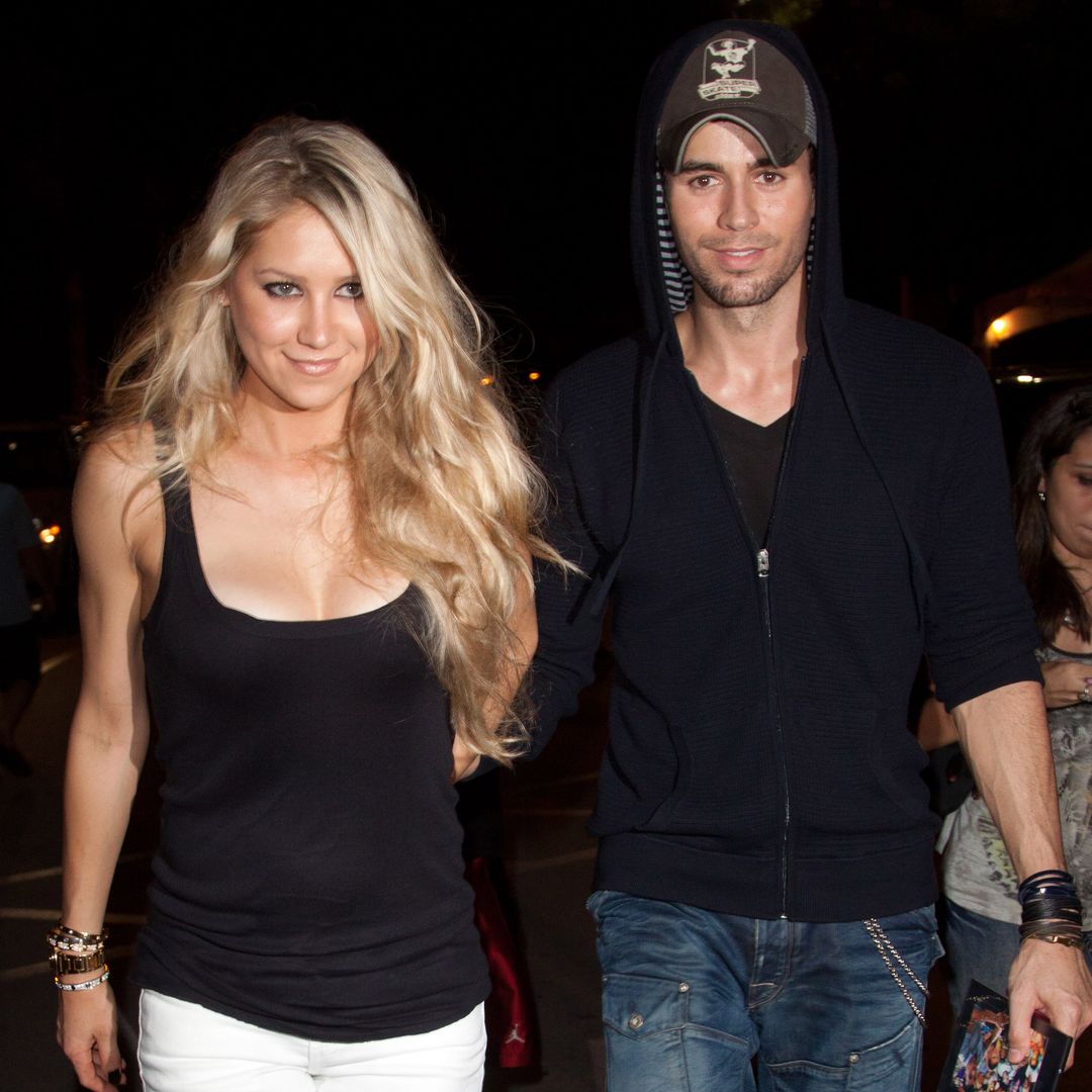 Enrique Iglesias y Anna Kournikova comparten la primera imagen de su nuevo bebé junto a sus hermanitos