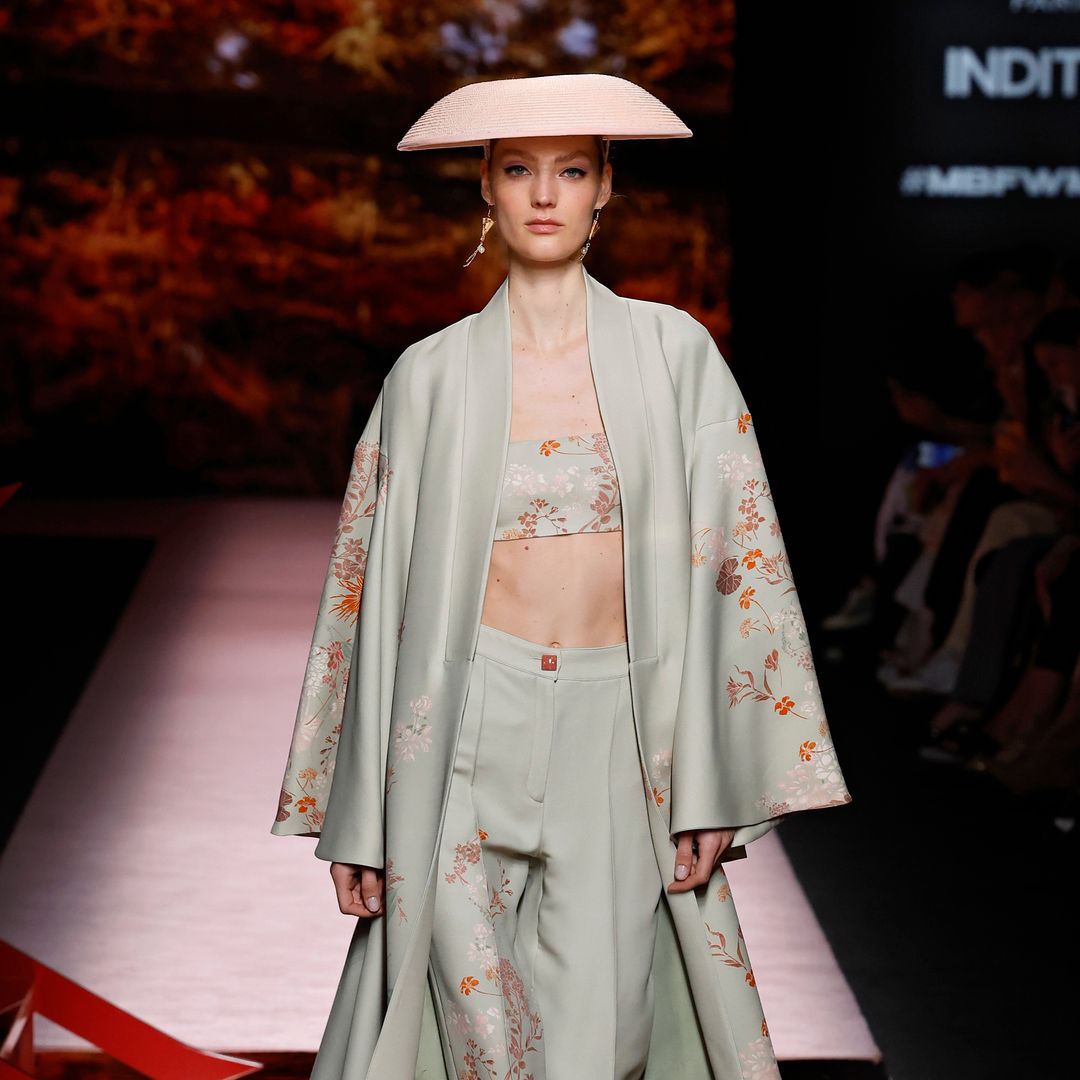 Isabel Sanchís mezcla tradición japonesa con innovación: vestidos sin costuras y flores impresas en 3D en su nueva colección
