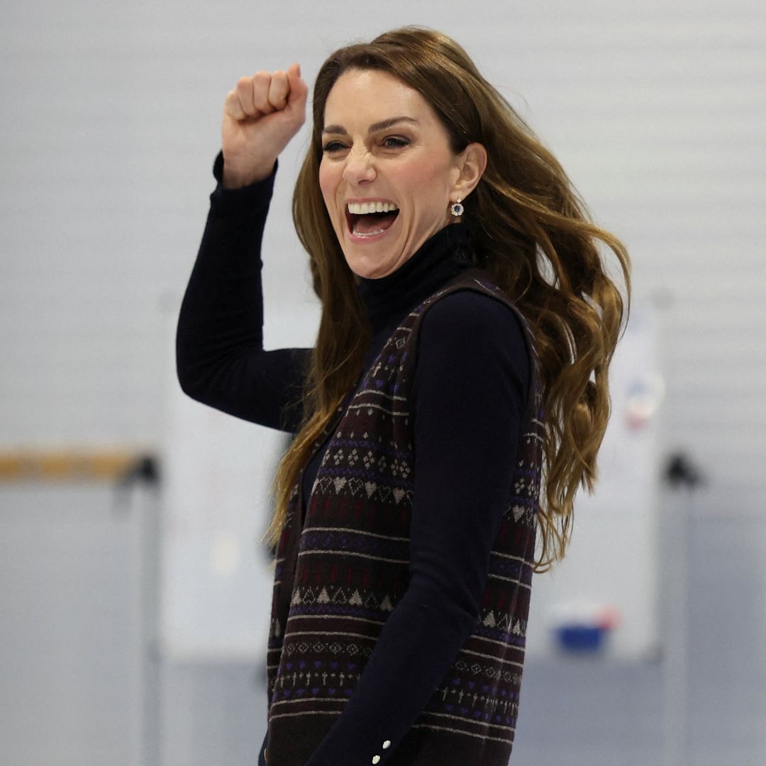 Kate Middleton practicando curling en su visita a Radical Weavers, en enero de 2026