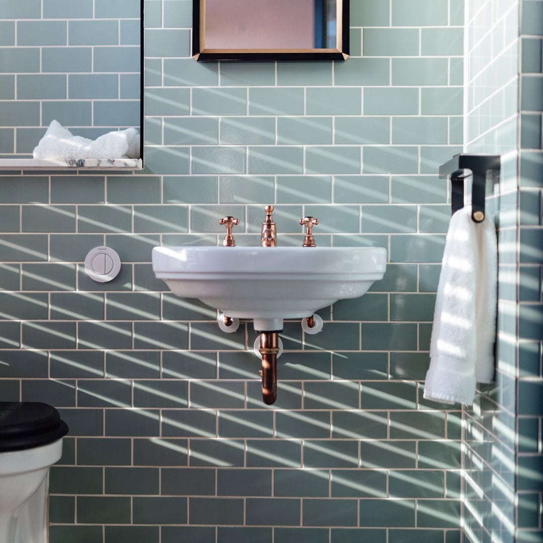 Así puedes decorar un baño pequeño con mucho encanto para convertirse en tu estancia favorita este otoño-invierno