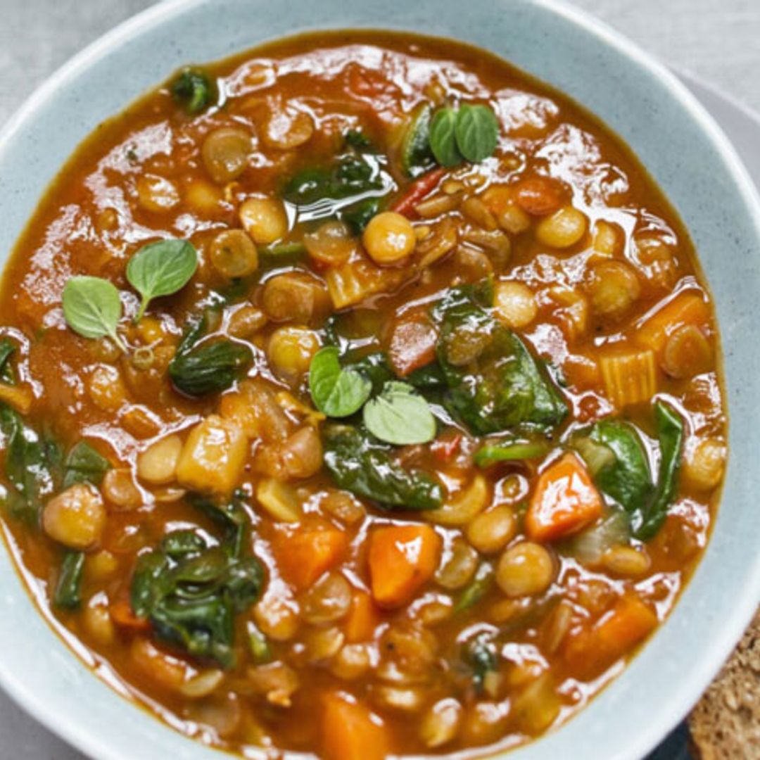 Sopa de lentejas con espinacas y zanahorias