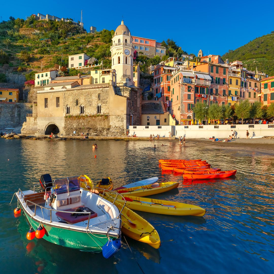 5 trenes para descubrir la costa a ritmo lento: viajes junto al mar